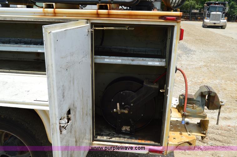 image for item H2932 2007 Ford F550 service truck with crane