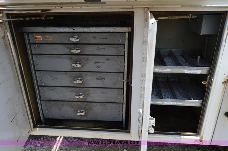 image for item H2932 2007 Ford F550 service truck with crane