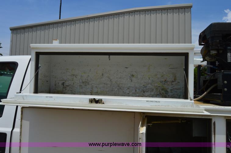 image for item H2932 2007 Ford F550 service truck with crane