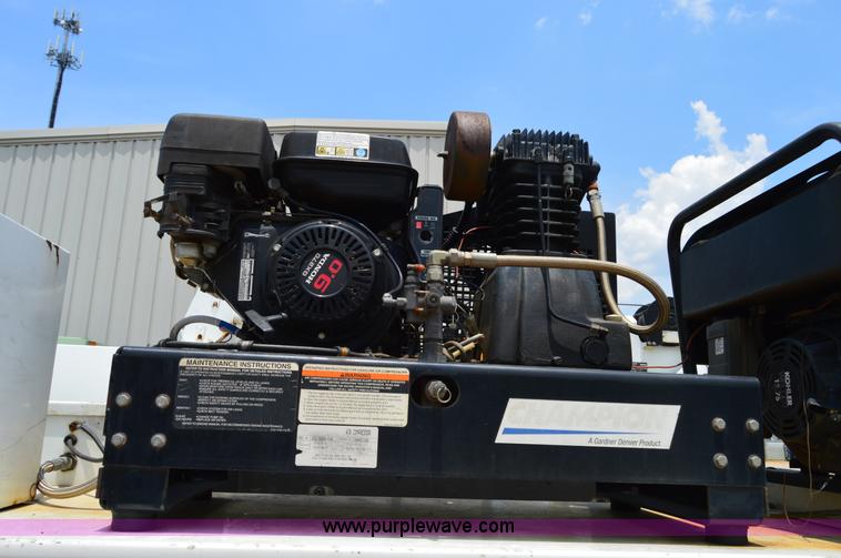 image for item H2932 2007 Ford F550 service truck with crane