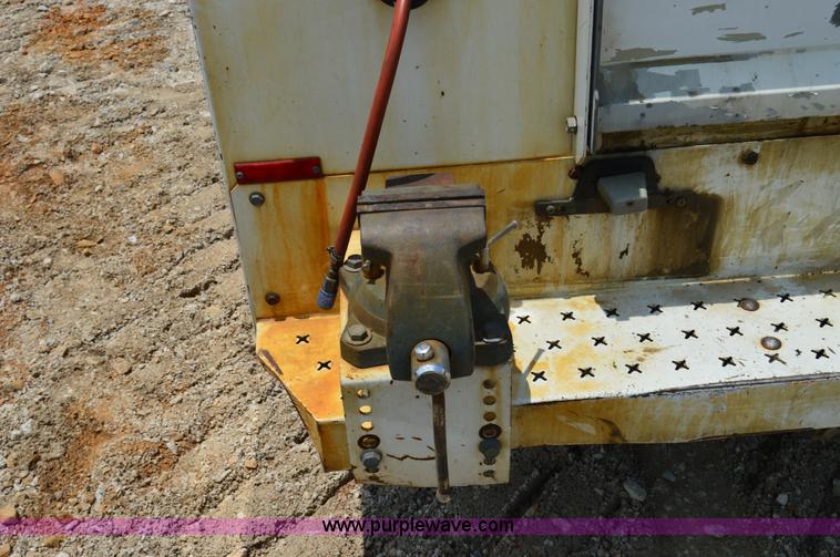 image for item H2932 2007 Ford F550 service truck with crane