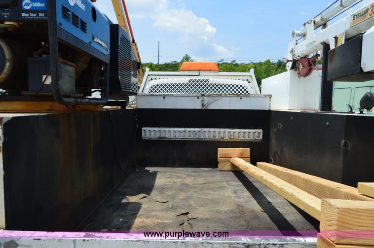 image for item H2932 2007 Ford F550 service truck with crane