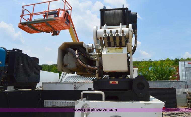 image for item H2932 2007 Ford F550 service truck with crane