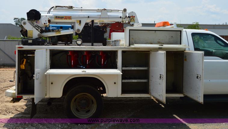 image for item H2932 2007 Ford F550 service truck with crane