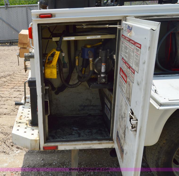 image for item H2932 2007 Ford F550 service truck with crane