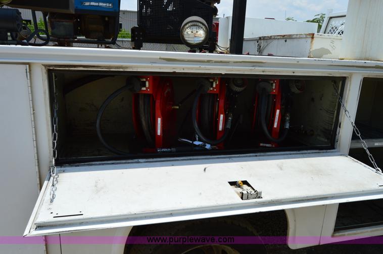 image for item H2932 2007 Ford F550 service truck with crane