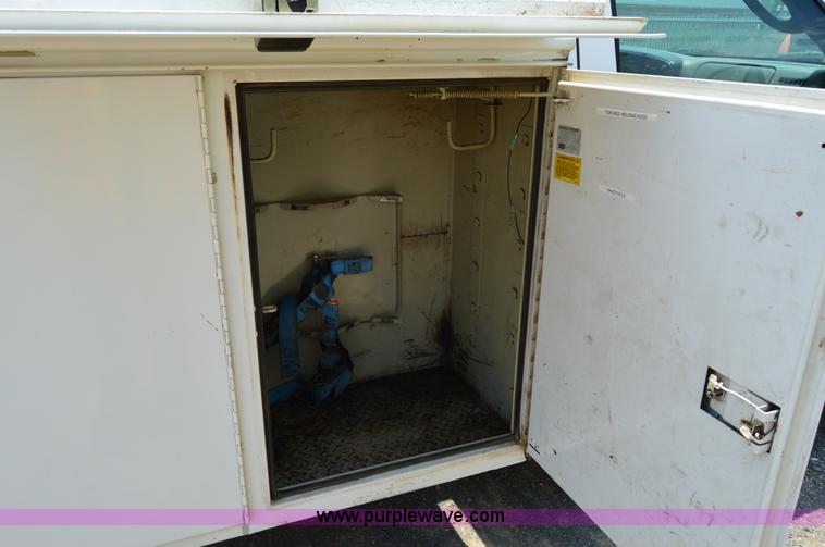 image for item H2932 2007 Ford F550 service truck with crane