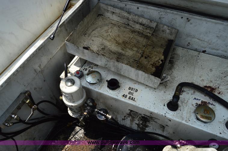 image for item H2932 2007 Ford F550 service truck with crane