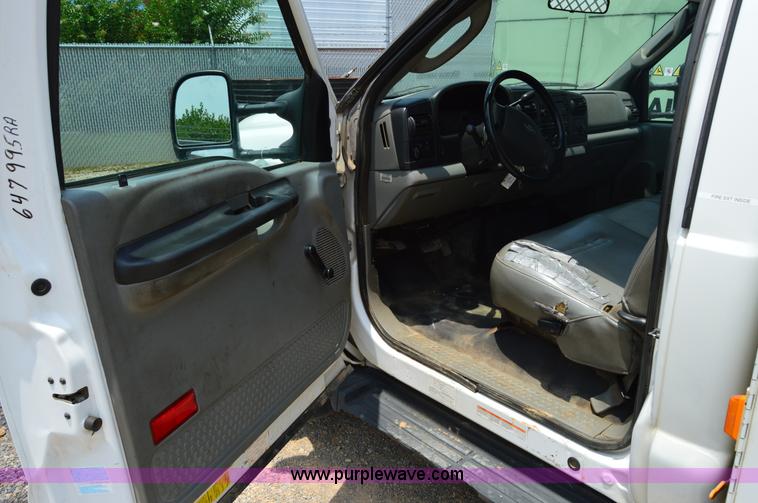 image for item H2932 2007 Ford F550 service truck with crane