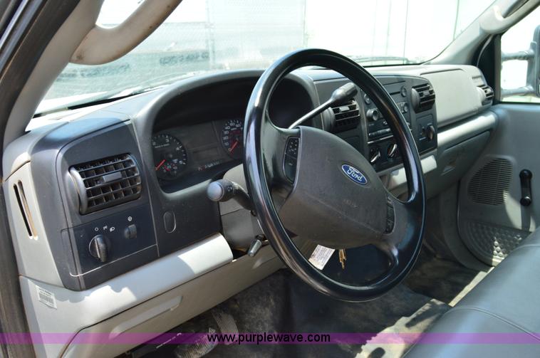 image for item H2932 2007 Ford F550 service truck with crane