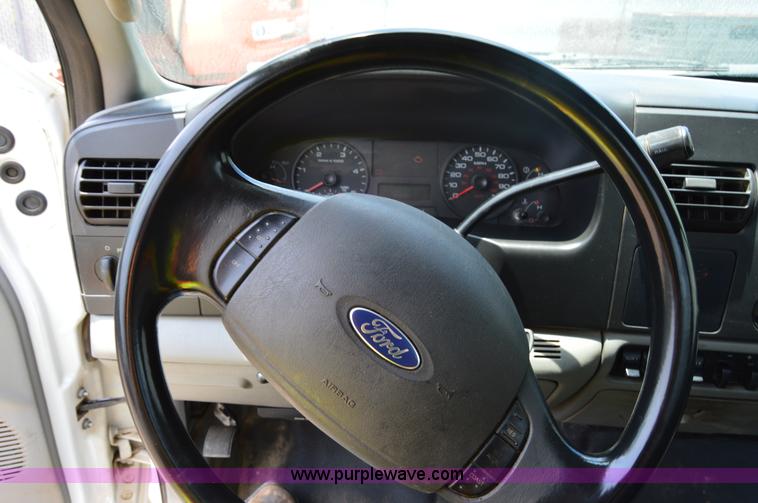 image for item H2932 2007 Ford F550 service truck with crane