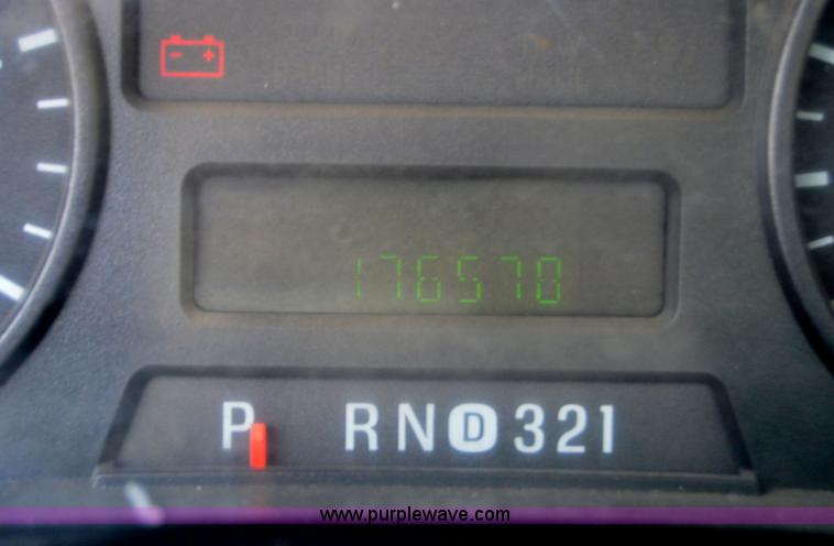 image for item H2932 2007 Ford F550 service truck with crane