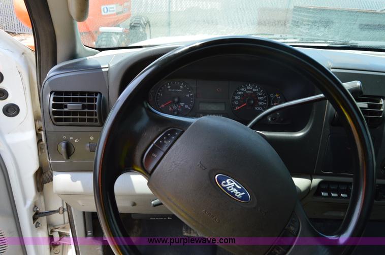 image for item H2932 2007 Ford F550 service truck with crane