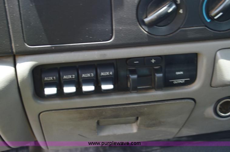 image for item H2932 2007 Ford F550 service truck with crane