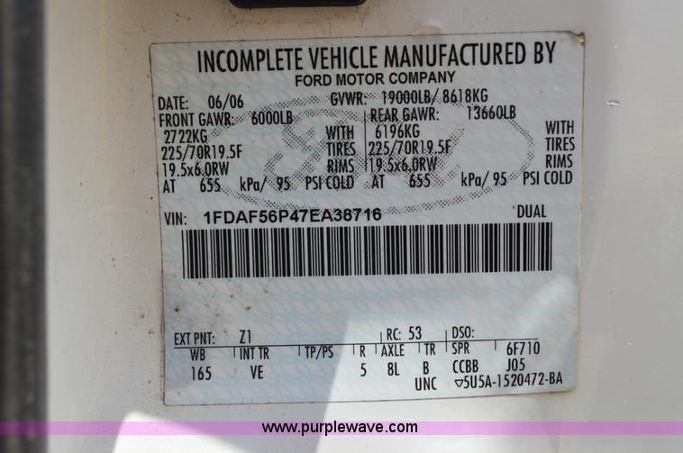 image for item H2932 2007 Ford F550 service truck with crane