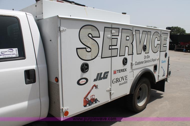 image for item H2984 2007 Ford F550 service truck with crane