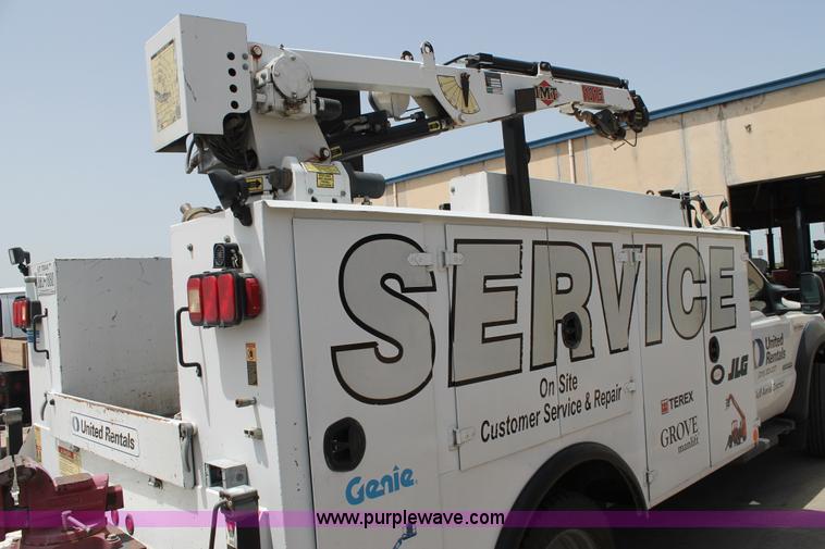 image for item H2984 2007 Ford F550 service truck with crane
