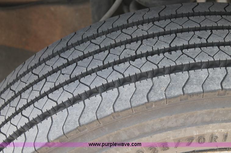 image for item H2984 2007 Ford F550 service truck with crane