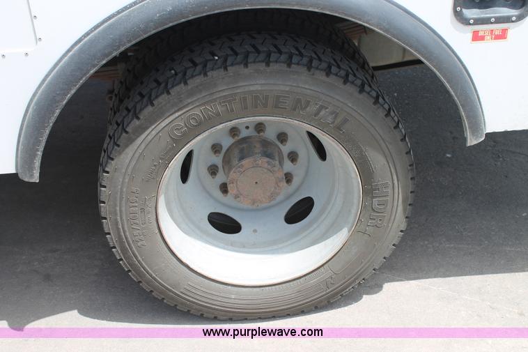 image for item H2984 2007 Ford F550 service truck with crane