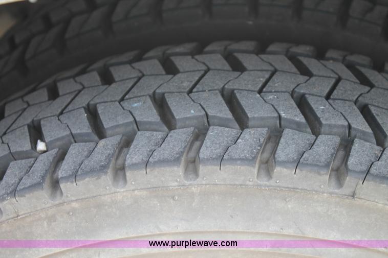 image for item H2984 2007 Ford F550 service truck with crane