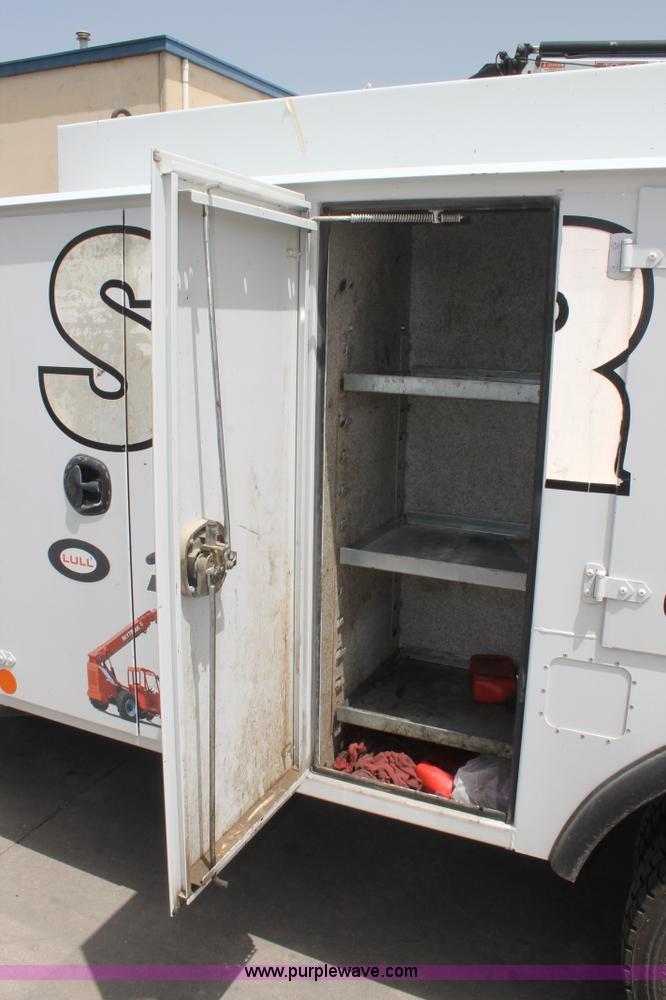 image for item H2984 2007 Ford F550 service truck with crane