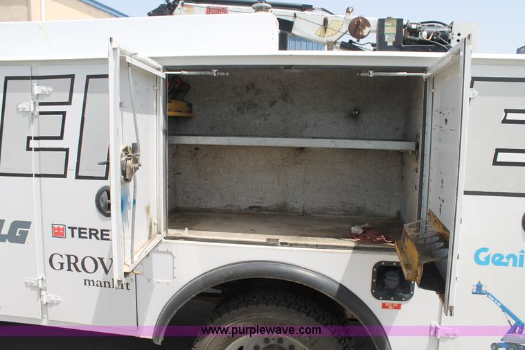 image for item H2984 2007 Ford F550 service truck with crane