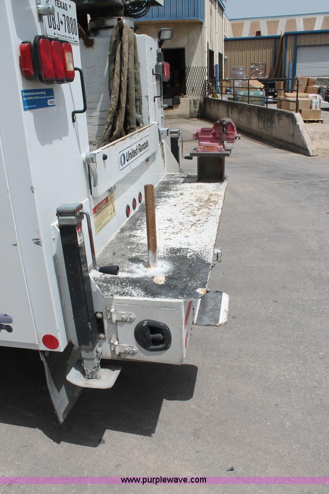 image for item H2984 2007 Ford F550 service truck with crane