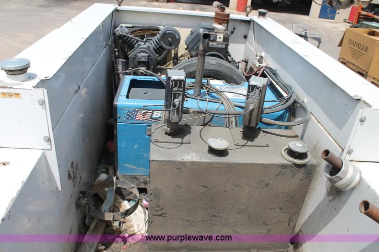 image for item H2984 2007 Ford F550 service truck with crane