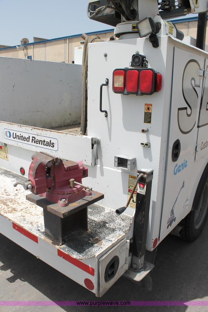 image for item H2984 2007 Ford F550 service truck with crane