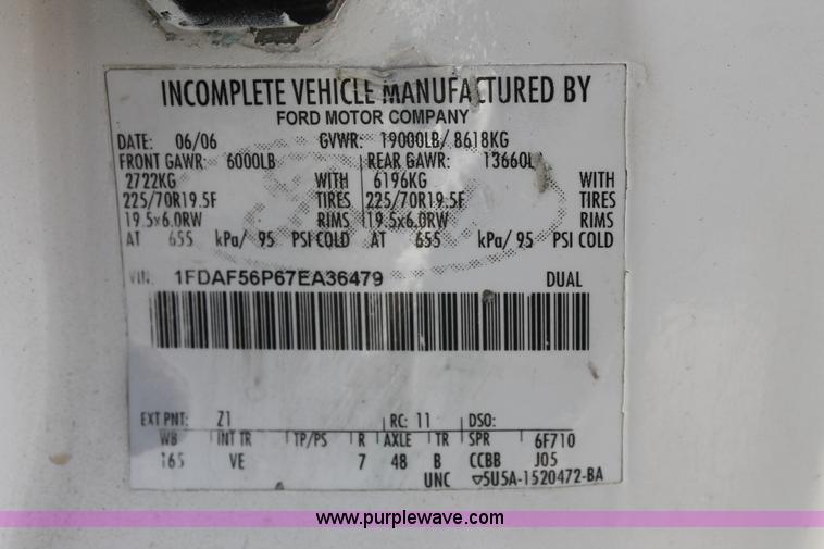 image for item H2984 2007 Ford F550 service truck with crane