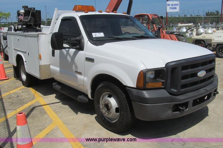 image for item H8923 2006 Ford F350 Super Duty XL service truck