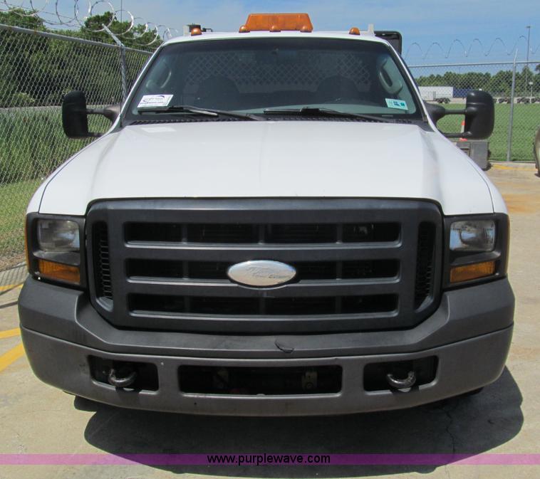 image for item H8923 2006 Ford F350 Super Duty XL service truck