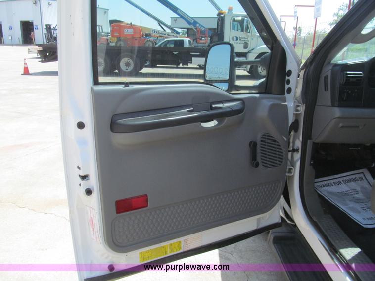 image for item H8923 2006 Ford F350 Super Duty XL service truck