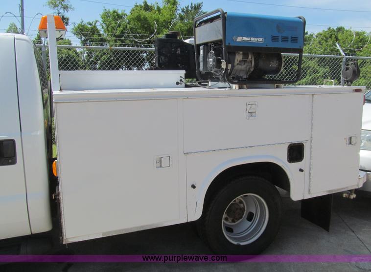 image for item H8923 2006 Ford F350 Super Duty XL service truck