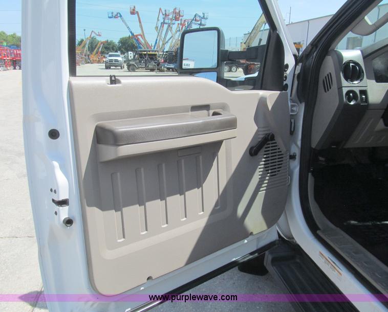 image for item H8926 2008 Ford F550 Super Duty XL service truck with crane