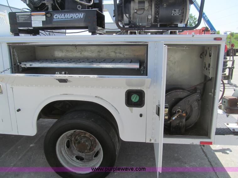 image for item H8926 2008 Ford F550 Super Duty XL service truck with crane