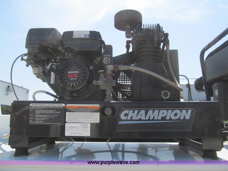 image for item H8926 2008 Ford F550 Super Duty XL service truck with crane