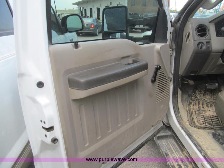 image for item H8935 2008 Ford F550 Super Duty XL service truck with crane