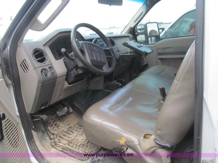 image for item H8935 2008 Ford F550 Super Duty XL service truck with crane