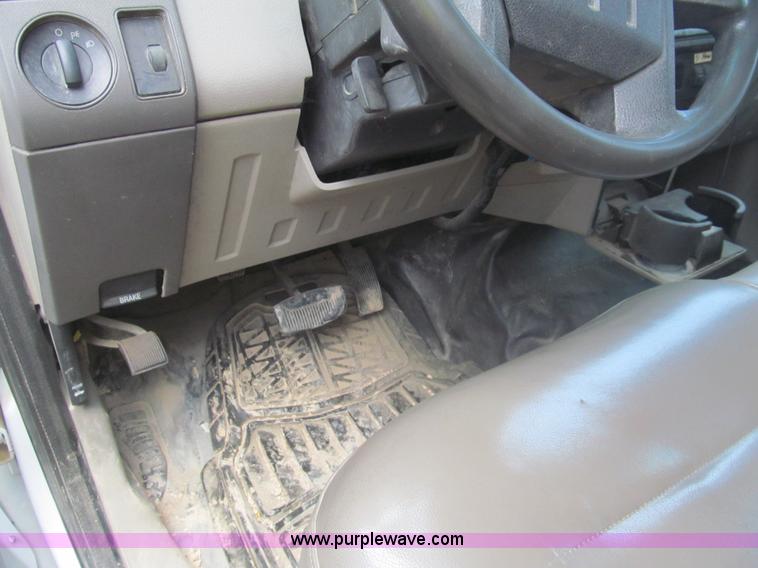 image for item H8935 2008 Ford F550 Super Duty XL service truck with crane