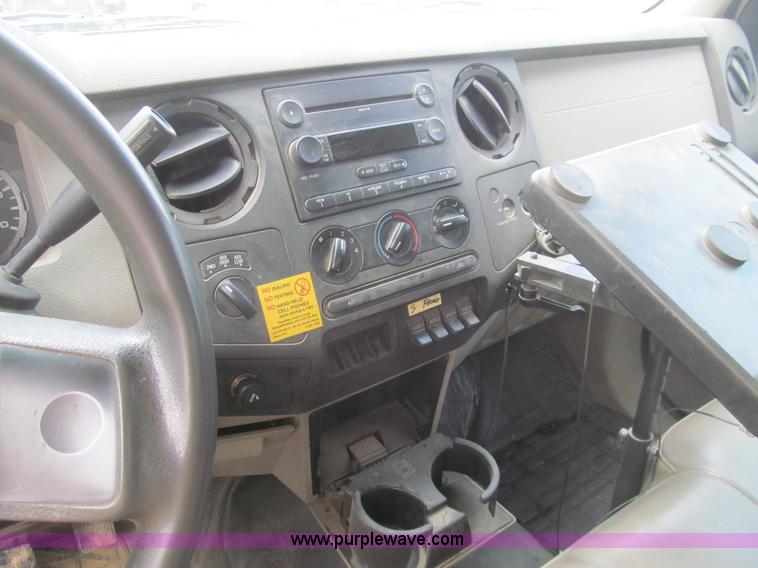 image for item H8935 2008 Ford F550 Super Duty XL service truck with crane