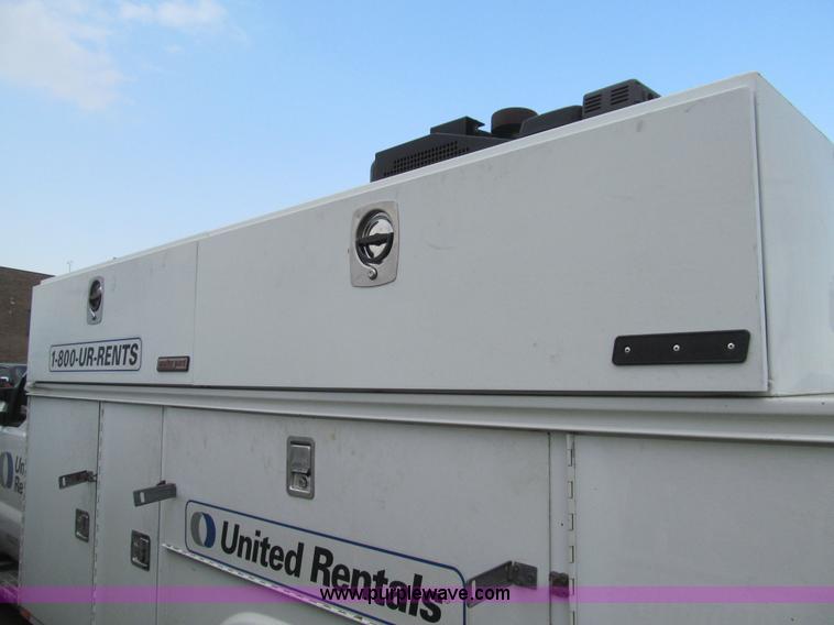 image for item H8935 2008 Ford F550 Super Duty XL service truck with crane