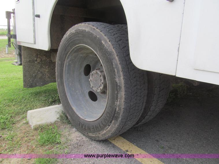 image for item H8935 2008 Ford F550 Super Duty XL service truck with crane