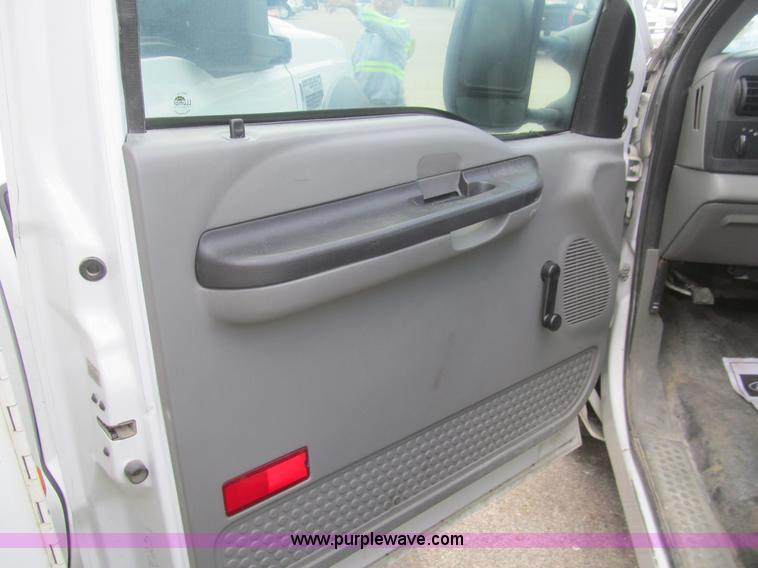 image for item H8936 2007 Ford F250 Super Duty XL pickup truck