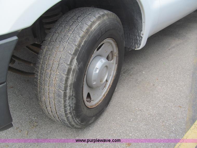 image for item H8936 2007 Ford F250 Super Duty XL pickup truck