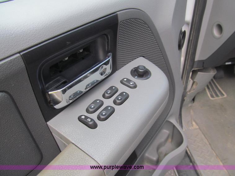 image for item H8937 2006 Ford F150 XLT pickup truck