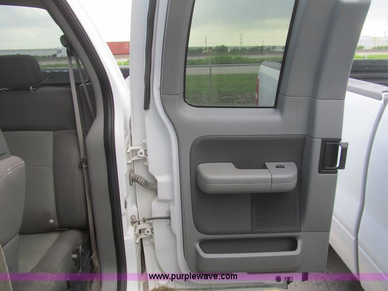 image for item H8937 2006 Ford F150 XLT pickup truck