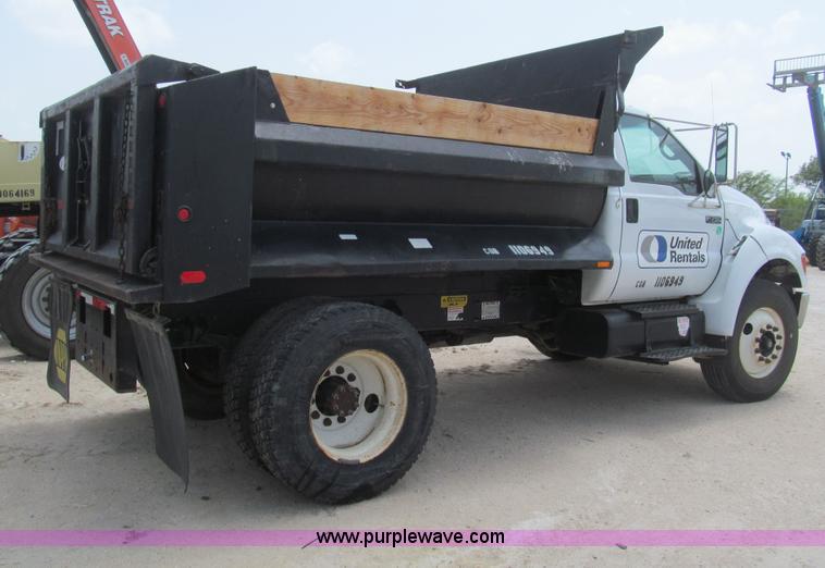 image for item H8943 2007 Ford F750 Super Duty XL dump truck