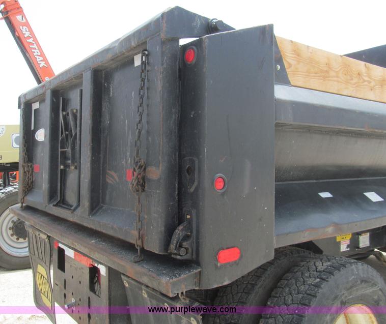 image for item H8943 2007 Ford F750 Super Duty XL dump truck