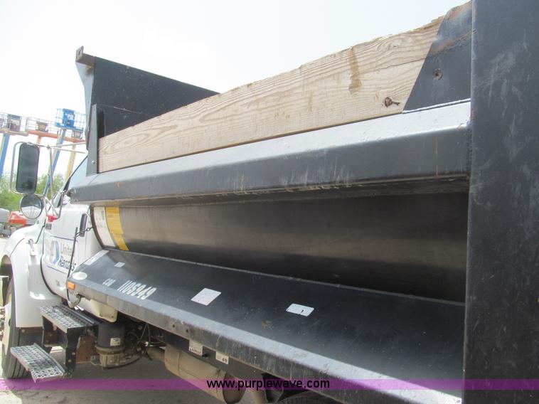 image for item H8943 2007 Ford F750 Super Duty XL dump truck